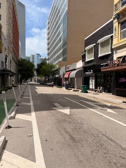26-32 NE 1st Ave, Miami, FL à vendre - Photo du bâtiment - Image 3 de 9