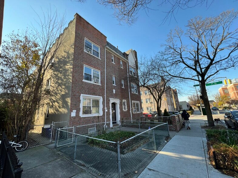 7102 34th Ave, Jackson Heights, NY à vendre - Photo du bâtiment - Image 2 de 23