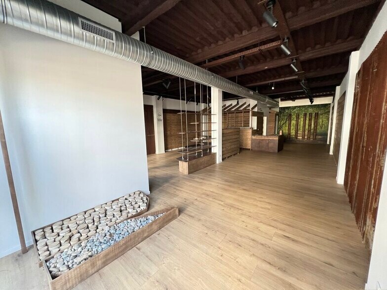 Retail in Genay for lease - Interior Photo - Image 3 of 8