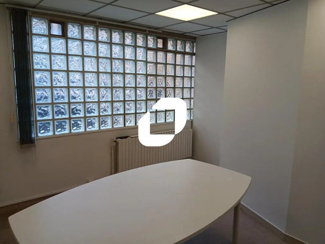 Office in Le Raincy for lease Interior Photo- Image 1 of 7