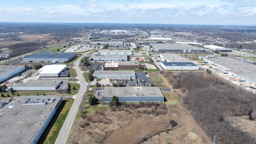 4200 N Atlantic Blvd, Auburn Hills, MI for lease - Building Photo - Image 3 of 36