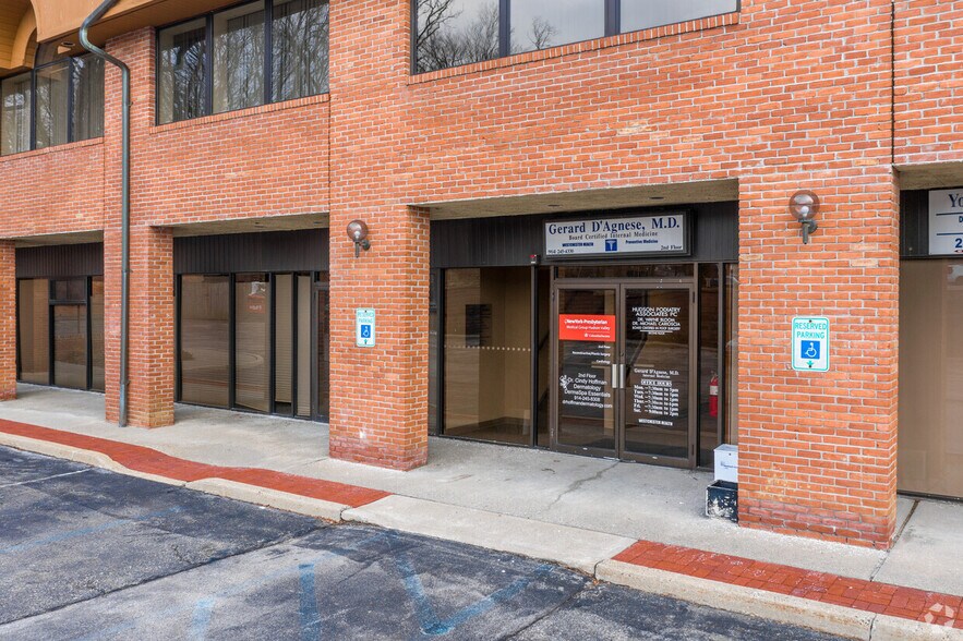 2048 Saw Mill River Rd, Yorktown Heights, NY à vendre - Photo du bâtiment - Image 3 de 4
