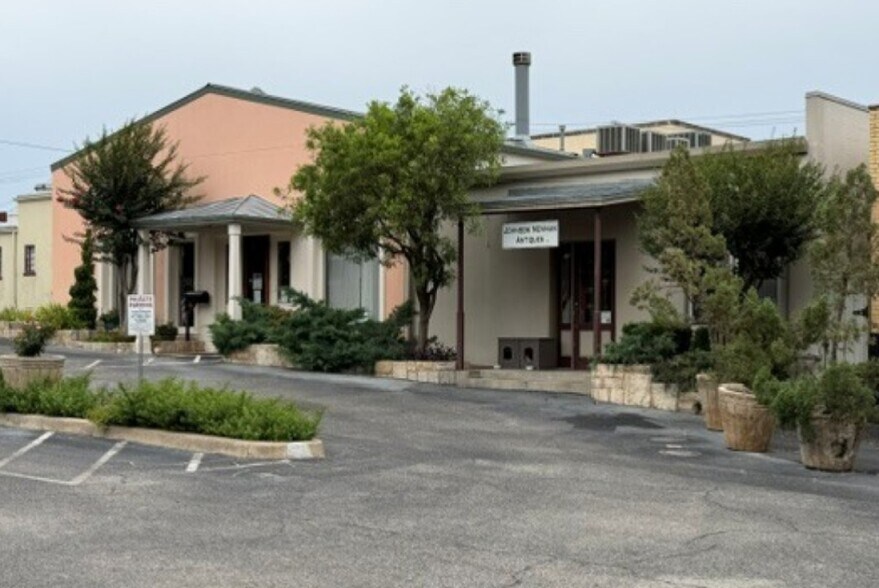 105 N Llano St, Fredericksburg, TX for sale - Building Photo - Image 3 of 6