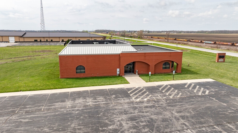 18400 Shipman Rd, Carlinville, IL for sale - Interior Photo - Image 2 of 48