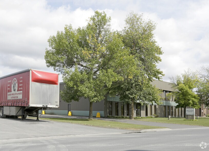 1451 Rue Graham-Bell, Boucherville, QC à louer - Photo du bâtiment - Image 2 de 2