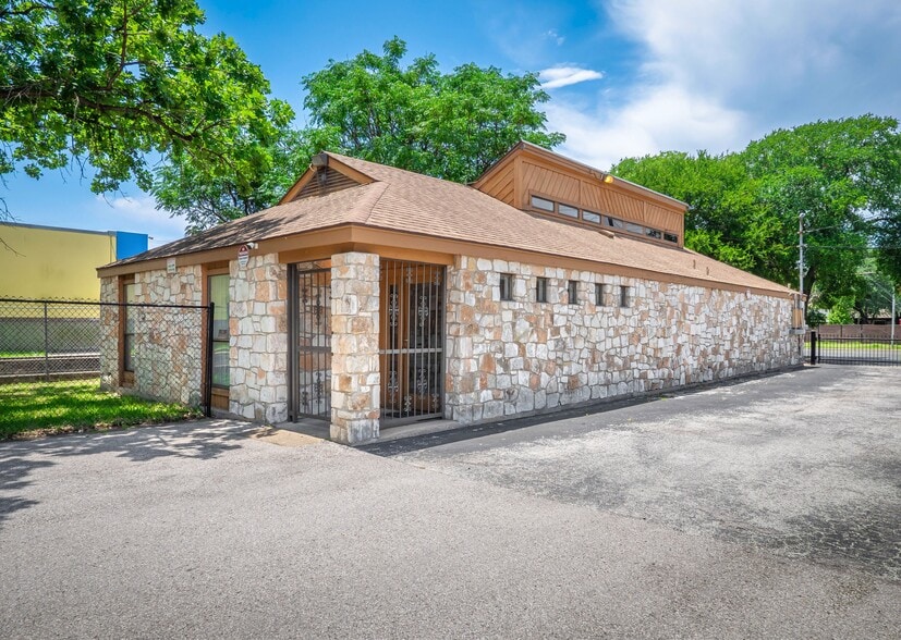 4409 Menchaca Rd, Austin, TX à vendre - Photo du bâtiment - Image 1 de 36
