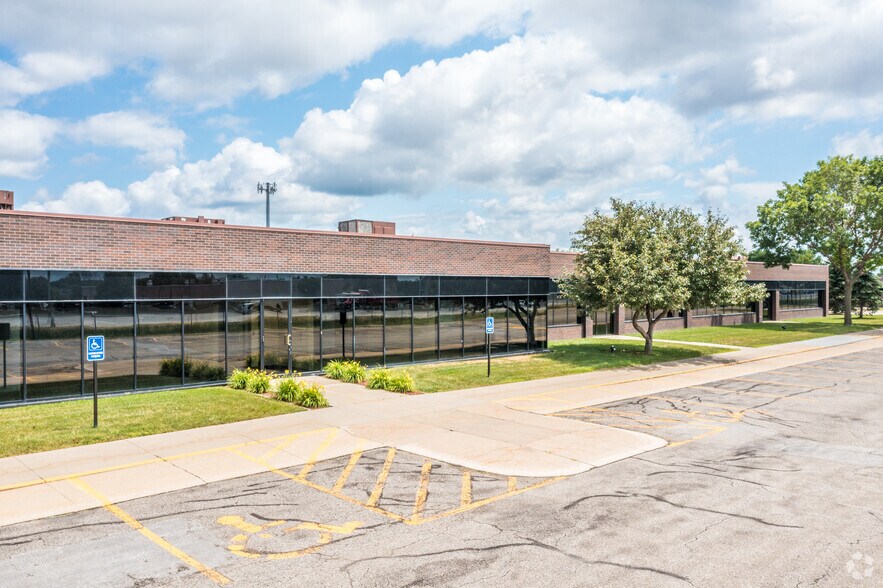 4102 114th St, Urbandale, IA à louer - Photo du bâtiment - Image 1 de 7