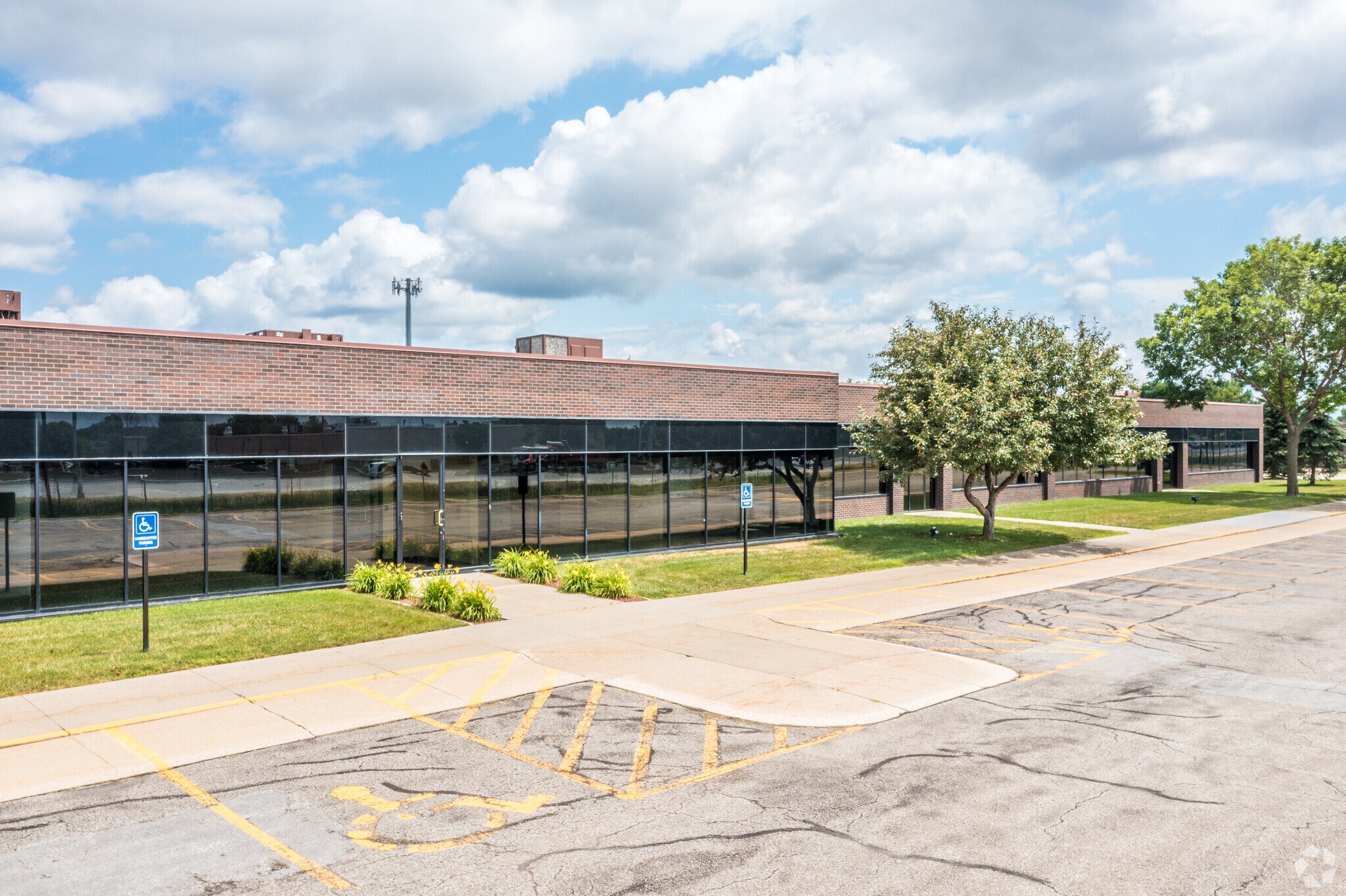 4102 114th St, Urbandale, IA à louer Photo du bâtiment- Image 1 de 8
