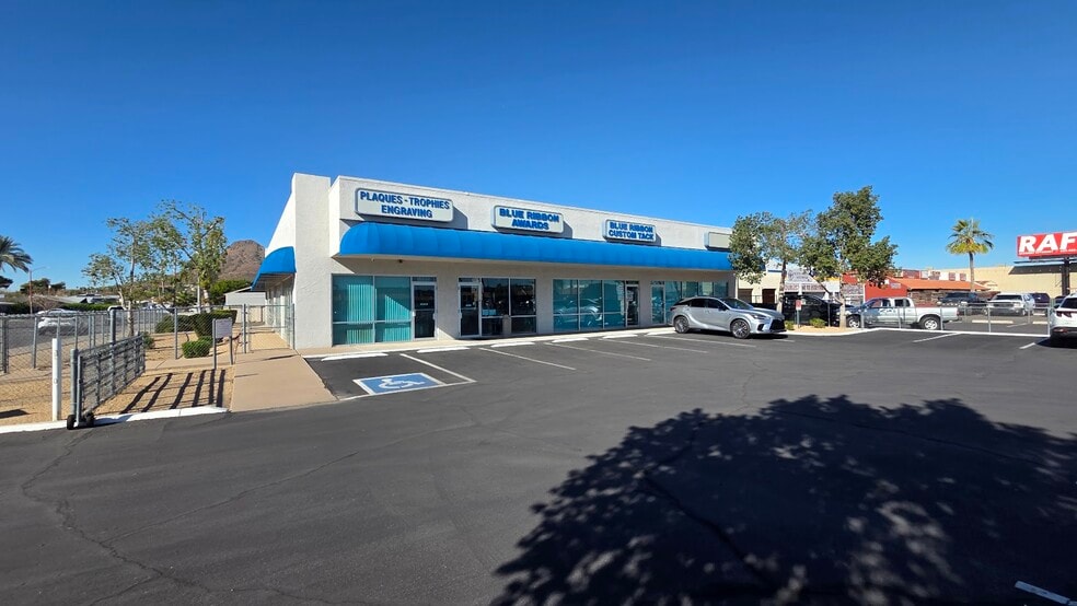 15026 N Cave Creek Rd, Phoenix, AZ à vendre - Photo du bâtiment - Image 2 de 10