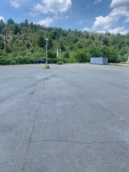 1099 E Broad St, Tamaqua, PA à vendre - Photo du bâtiment - Image 3 de 26