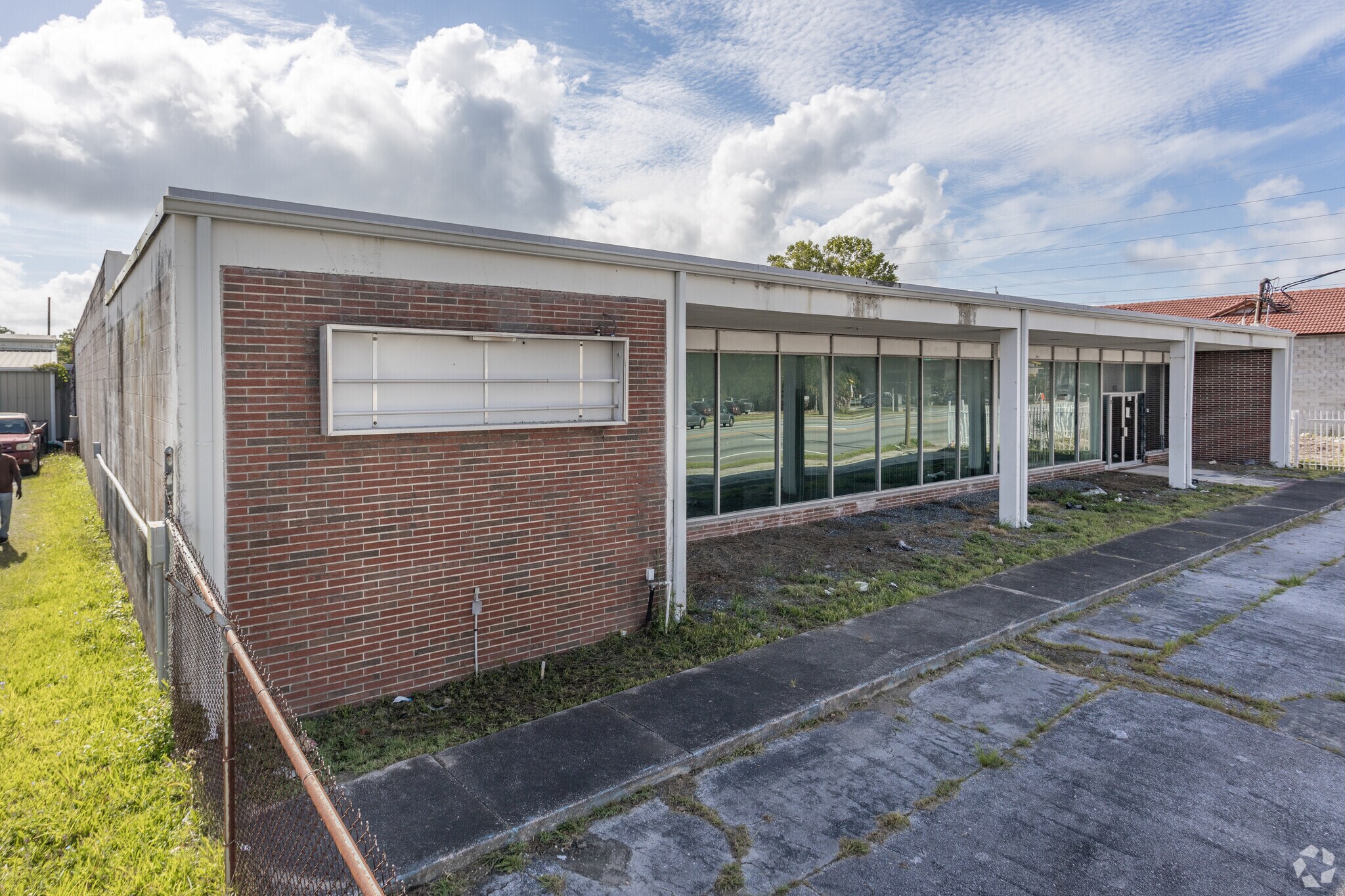 435 & 450 Cassat Ave portefeuille de 2 propriétés à vendre sur LoopNet.ca Photo principale- Image 1 de 4