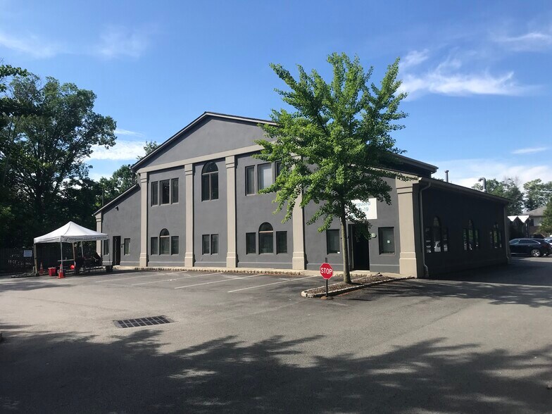 271 Grove Ave, Verona, NJ à louer - Photo du bâtiment - Image 3 de 5
