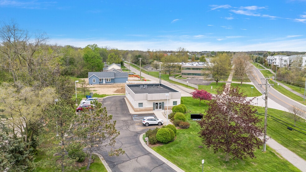 3297 Five Points Dr, Auburn Hills, MI for sale - Building Photo - Image 3 of 8