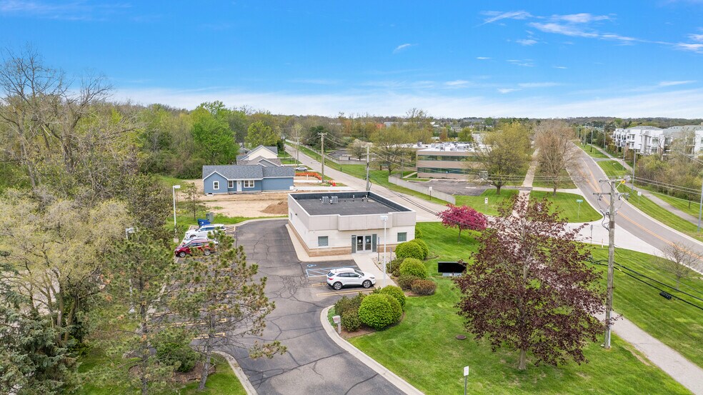 3297 Five Points Dr, Auburn Hills, MI à vendre - Photo du bâtiment - Image 3 de 8