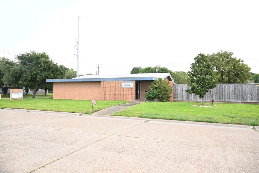 1218 14th Ave N, Texas City, TX à vendre - Photo du bâtiment - Image 2 de 18