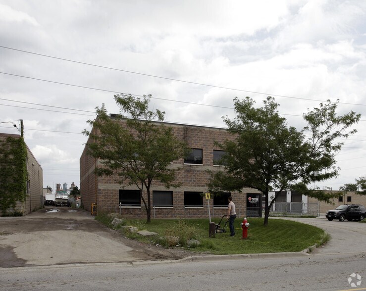 69 Healey Rd, Caledon, ON à louer - Photo du bâtiment - Image 2 de 2