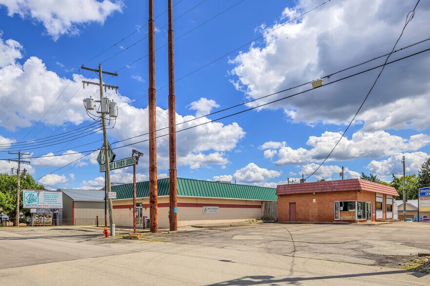 110 E Pennsylvania Ave, New Stanton, PA à vendre - Photo du bâtiment - Image 3 de 43