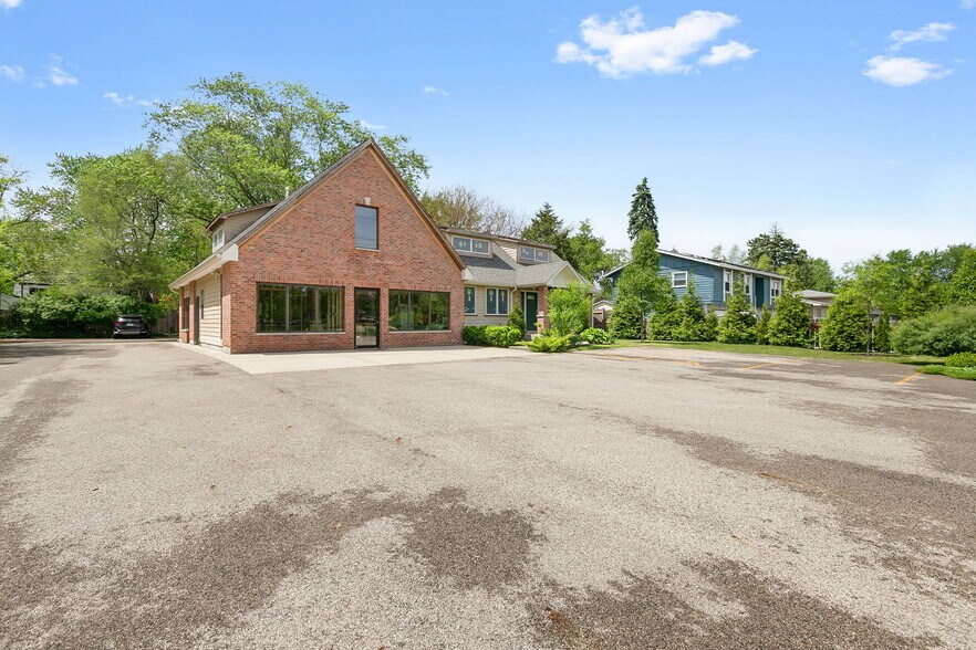 618 Barron Blvd, Grayslake, IL à vendre - Photo du bâtiment - Image 2 de 23