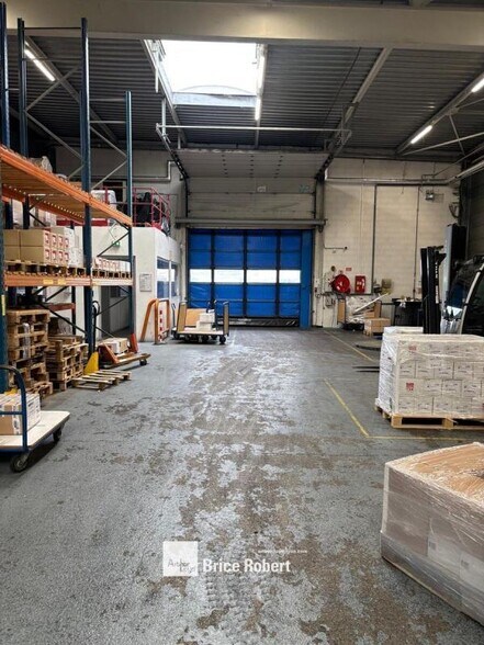 Flex in Villeurbanne for lease - Interior Photo - Image 2 of 8