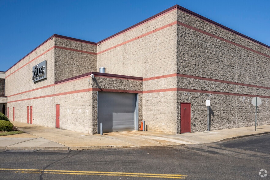 1001 Broad Hollow Rd, Farmingdale, NY for sale - Building Photo - Image 2 of 8