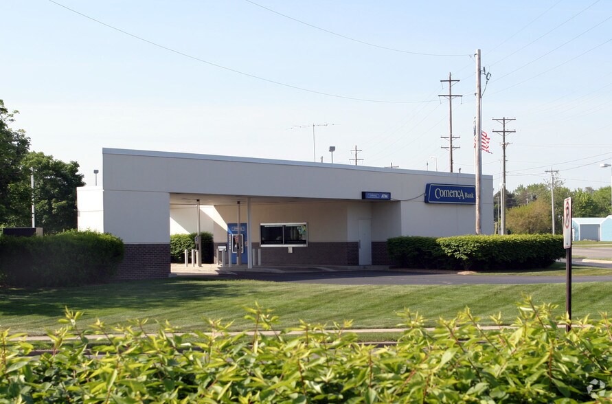 1102 Robbins Rd, Grand Haven, MI à vendre - Photo du bâtiment - Image 2 de 3