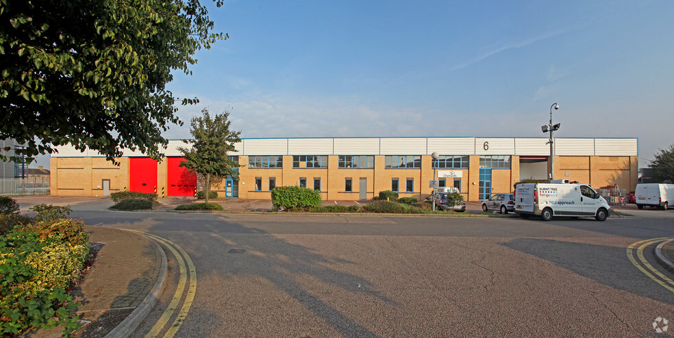 Central Way, Feltham à louer - Photo du bâtiment - Image 3 de 3