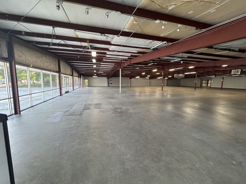 5744 Market St, Wilmington, NC for lease - Interior Photo - Image 2 of 3
