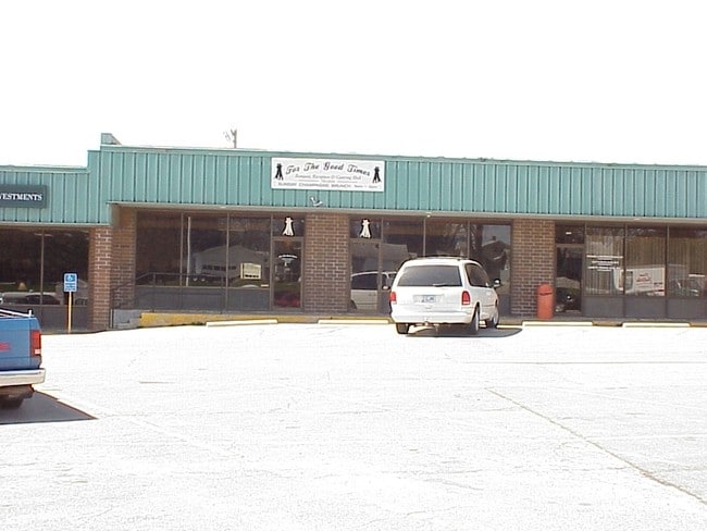 Plus de détails pour 2617 1st Ave E, Newton, IA - Bureau, Commerce de détail à louer