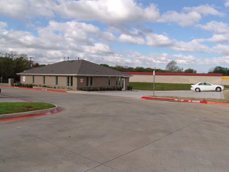 1609 Circle Ln, Bedford, TX à vendre - Photo du bâtiment - Image 3 de 8