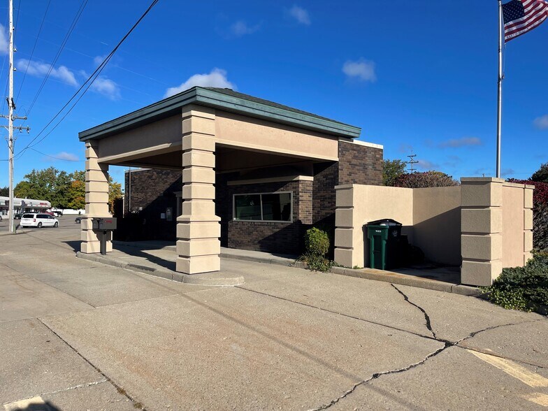 902 S Old Us 27, Saint Johns, MI à louer - Photo du bâtiment - Image 2 de 3