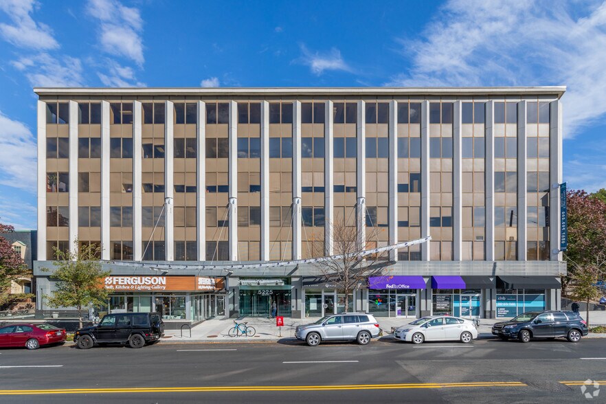 5225 Wisconsin Ave NW, Washington, DC à louer - Photo du bâtiment - Image 1 de 7