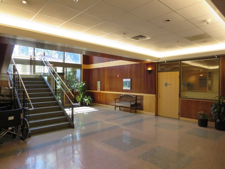 920 Country Club Rd, Eugene, OR à louer - Photo du bâtiment - Image 3 de 8