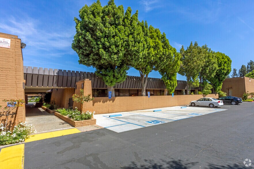 5151 N Palm Ave, Fresno, CA for lease - Building Photo - Image 2 of 32