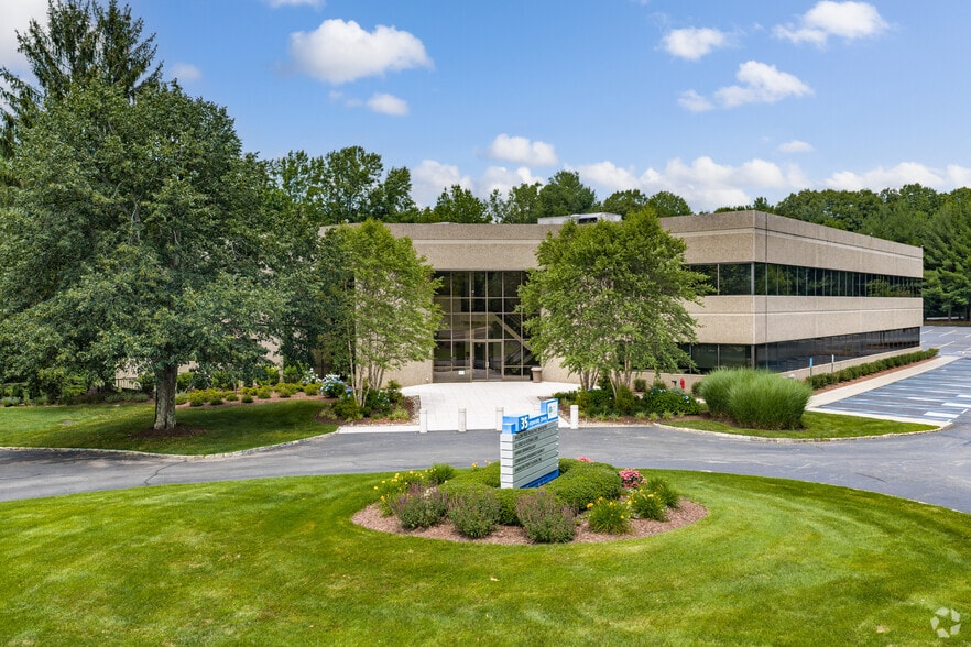 35 Corporate Dr, Trumbull, CT for lease - Building Photo - Image 1 of 8