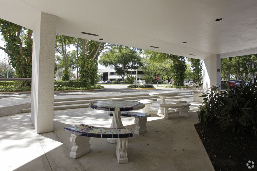 6300 NE 1st Ave, Fort Lauderdale, FL à louer - Photo du bâtiment - Image 3 de 8