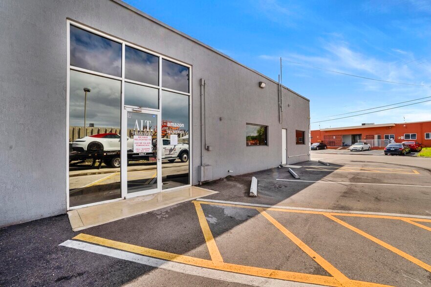 3410 NE 6th Ter, Pompano Beach, FL à vendre - Photo du bâtiment - Image 3 de 15