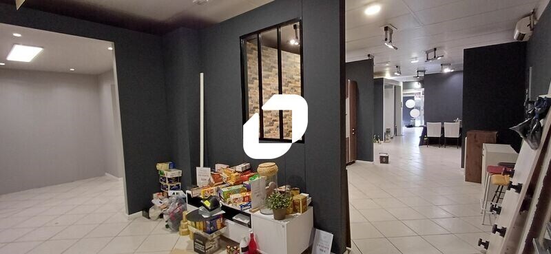 Retail in Buchelay for lease - Interior Photo - Image 2 of 6