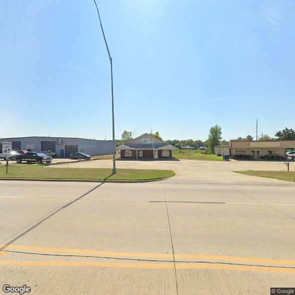 1002 1/2 E Shawntel Smith Blvd, Muldrow, OK à vendre - Photo du b timent - Image 2 de 4