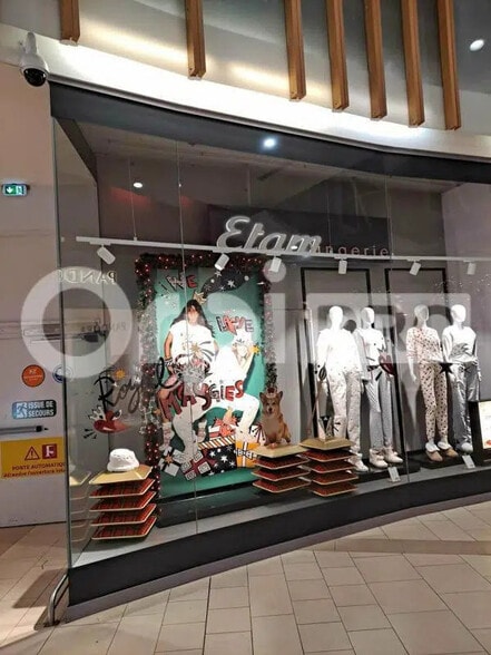 Retail in Reims for lease - Building Photo - Image 1 of 2