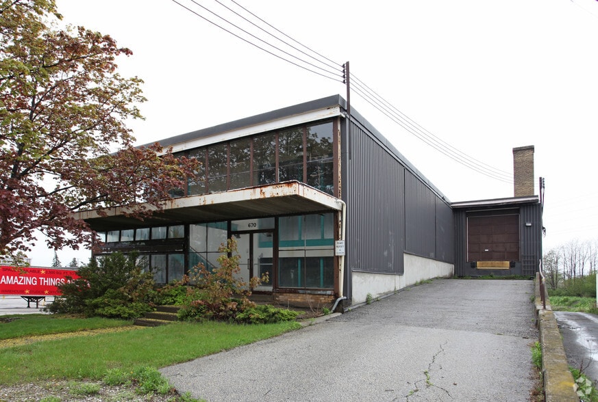 670 Caledonia Rd, Toronto, ON à louer - Photo du bâtiment - Image 2 de 4