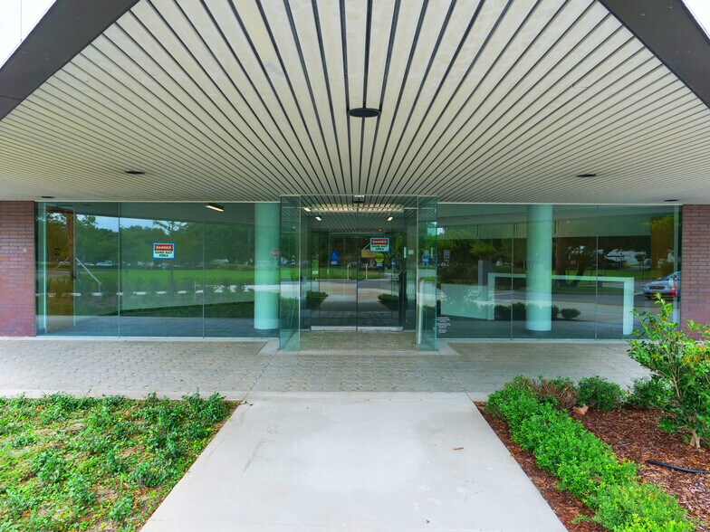 6737 Southpoint Dr, Jacksonville, FL à louer - Photo du bâtiment - Image 2 de 14