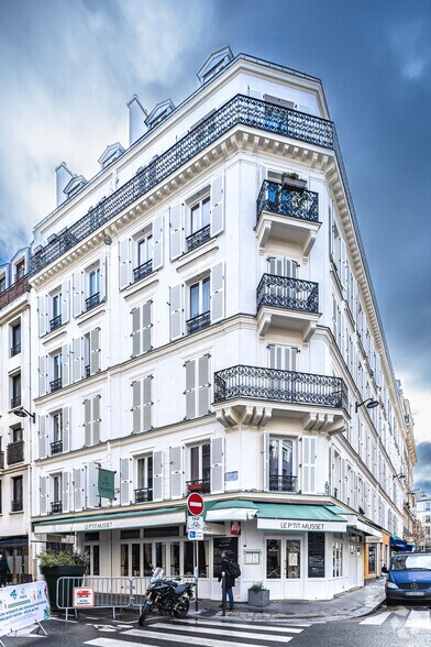 Immeuble residentiel dans Paris à vendre - Photo du bâtiment - Image 2 de 2