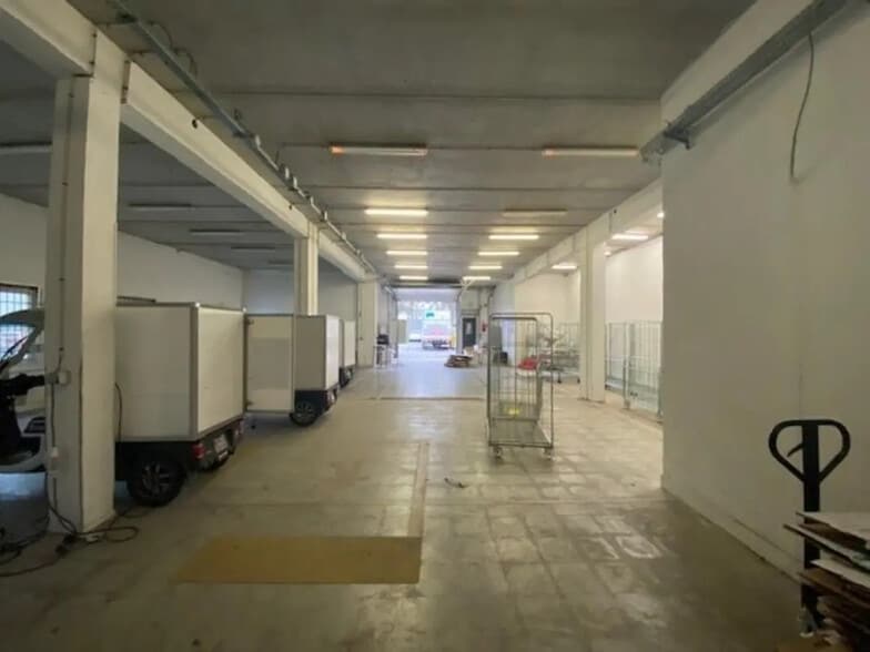 Flex in Nanterre for lease - Interior Photo - Image 1 of 4