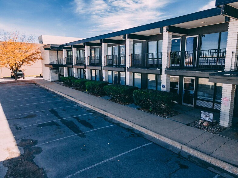 8998 L St, Omaha, NE à louer - Photo du bâtiment - Image 3 de 3