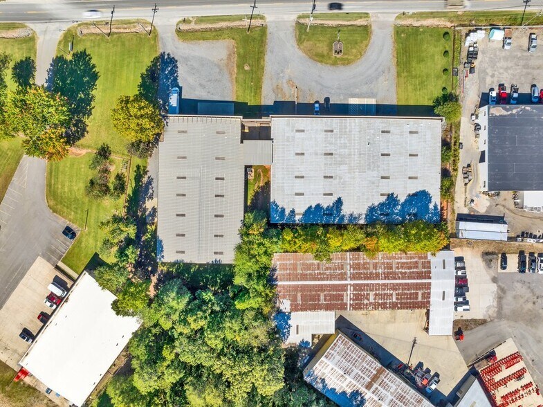 2460-2472 Davie Ave, Statesville, NC à louer - Photo du bâtiment - Image 3 de 7