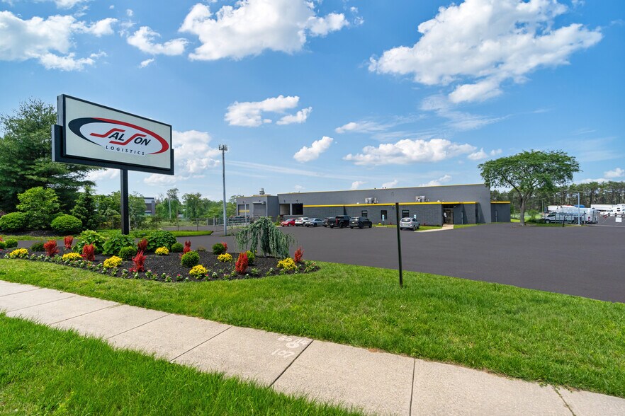 2013 US-130, Burlington, NJ à louer - Photo principale - Image 1 de 3