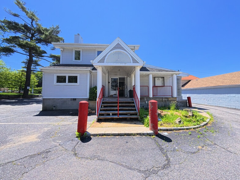 125 E Jericho Tpke, Huntington Station, NY for lease - Building Photo - Image 2 of 18