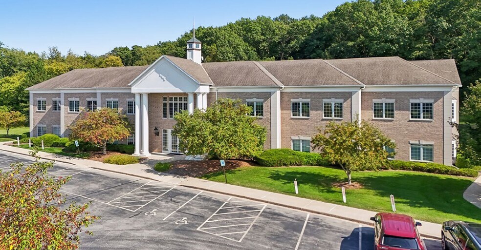 515 W North Shore Dr, Hartland, WI for lease - Building Photo - Image 2 of 6