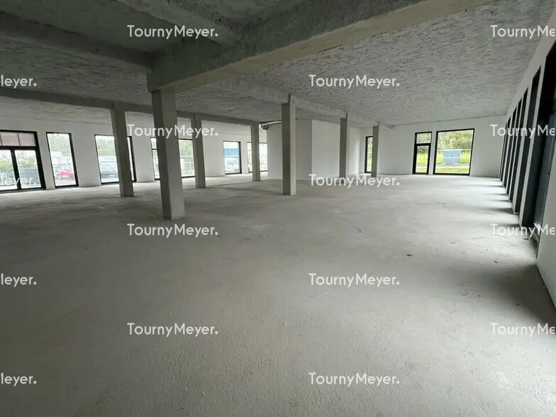 Retail in Anglet for lease - Interior Photo - Image 2 of 12