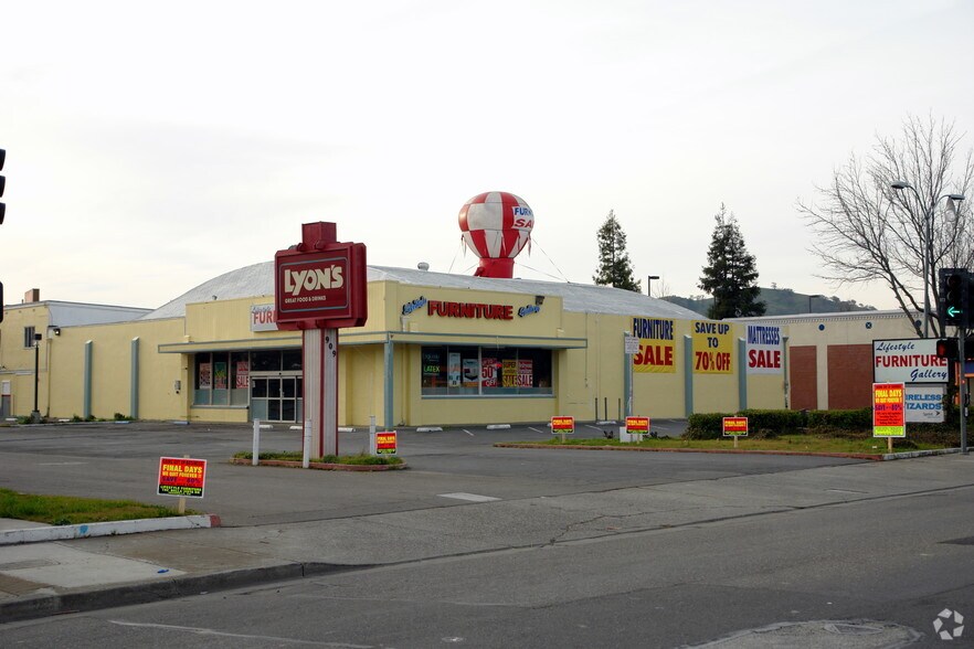 911 Merchant St, Vacaville, CA à louer - Photo du bâtiment - Image 2 de 17